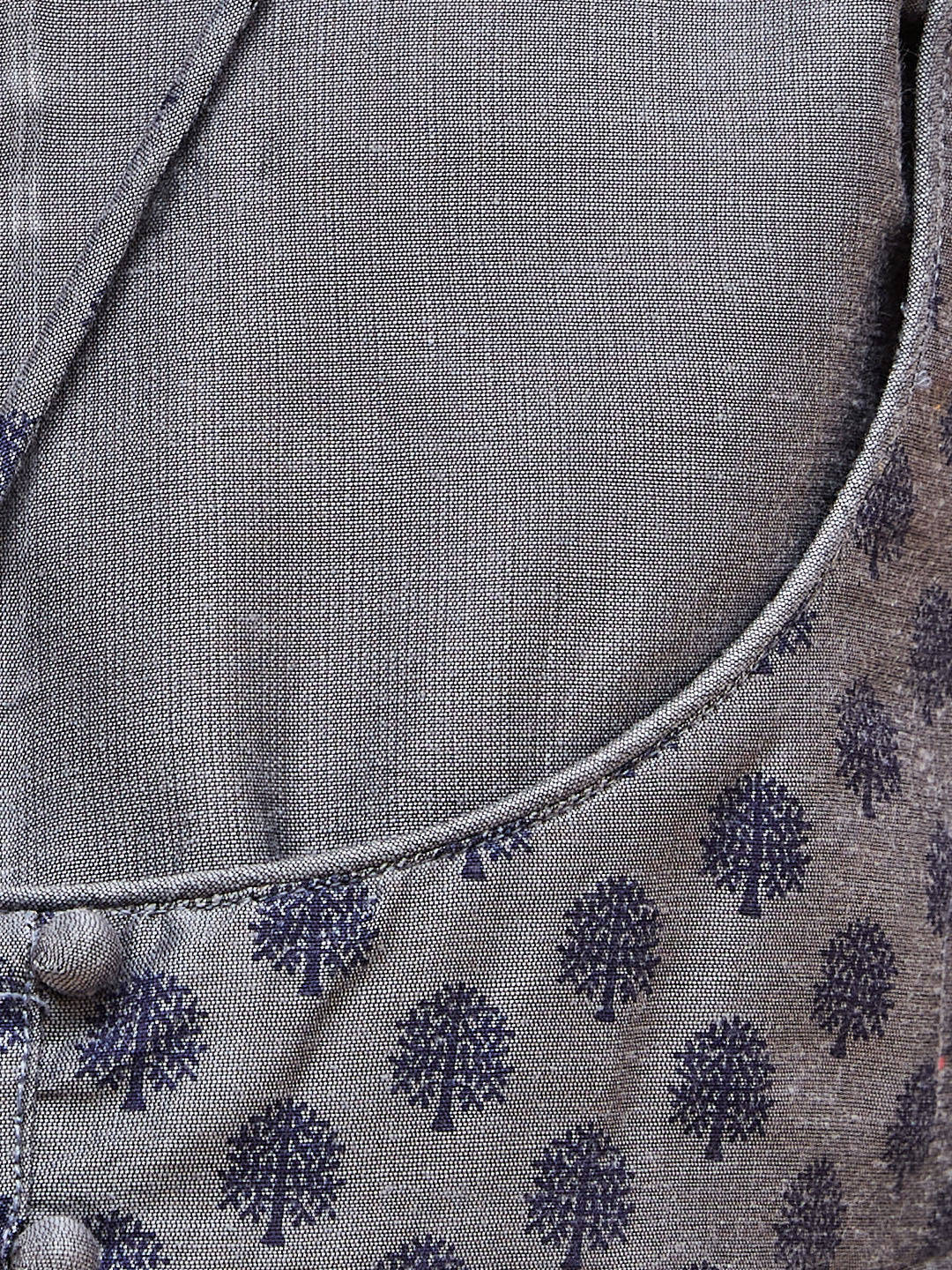 Girl's Grey Anarkali Kurta Pyjama Set With Potli Bag - Image 4