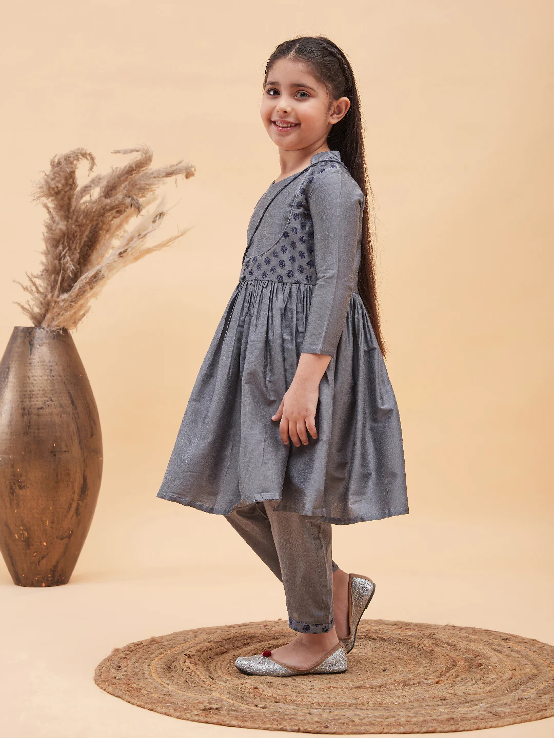 Girl's Grey Anarkali Kurta Pyjama Set With Potli Bag - Image 7